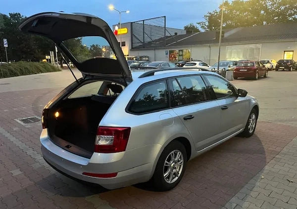 Skoda Octavia cena 31000 przebieg: 293000, rok produkcji 2016 z Warszawa małe 56